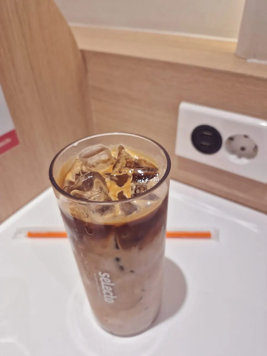 시럽을 넣어 마신 아이스 카페라떼