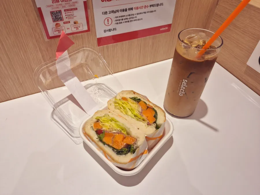 뚜껑을 연 훈제연어 샌드위치 단면