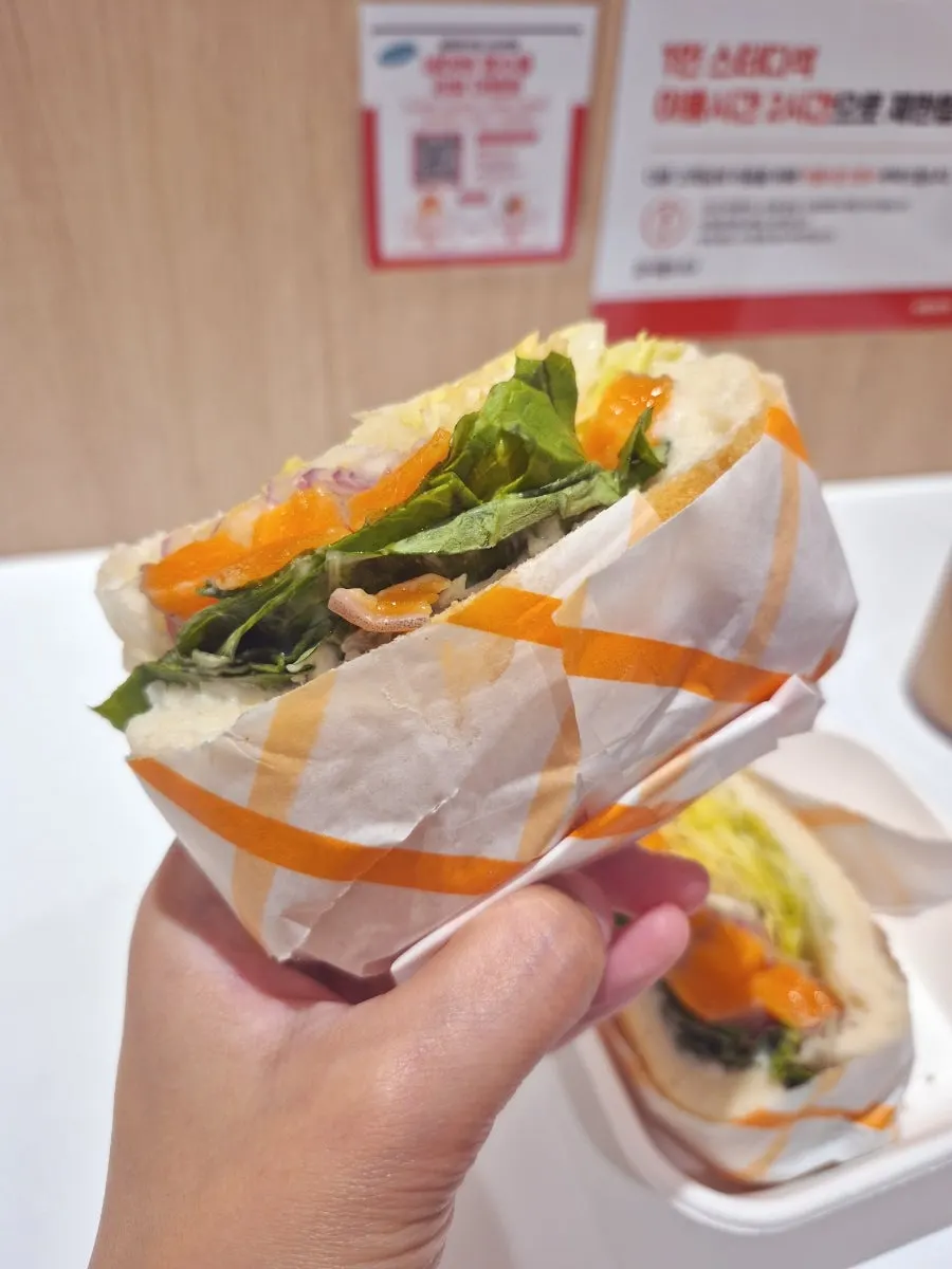 연어 샌드위치와 커피로 차린 저녁 한 끼