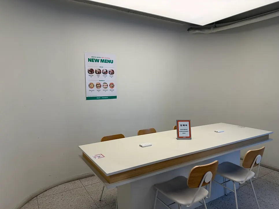 콘센트가 갖춰진 카공석과 좌석 배치