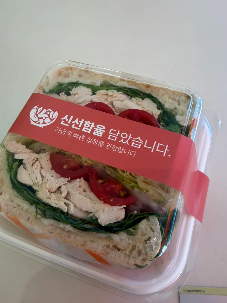 아이스아메리카노 두 잔과 매장 내부