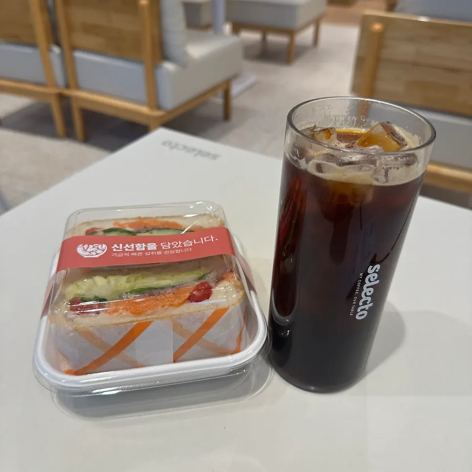 모카블렌드 아이스아메리카노와 훈제연어 샌드위치