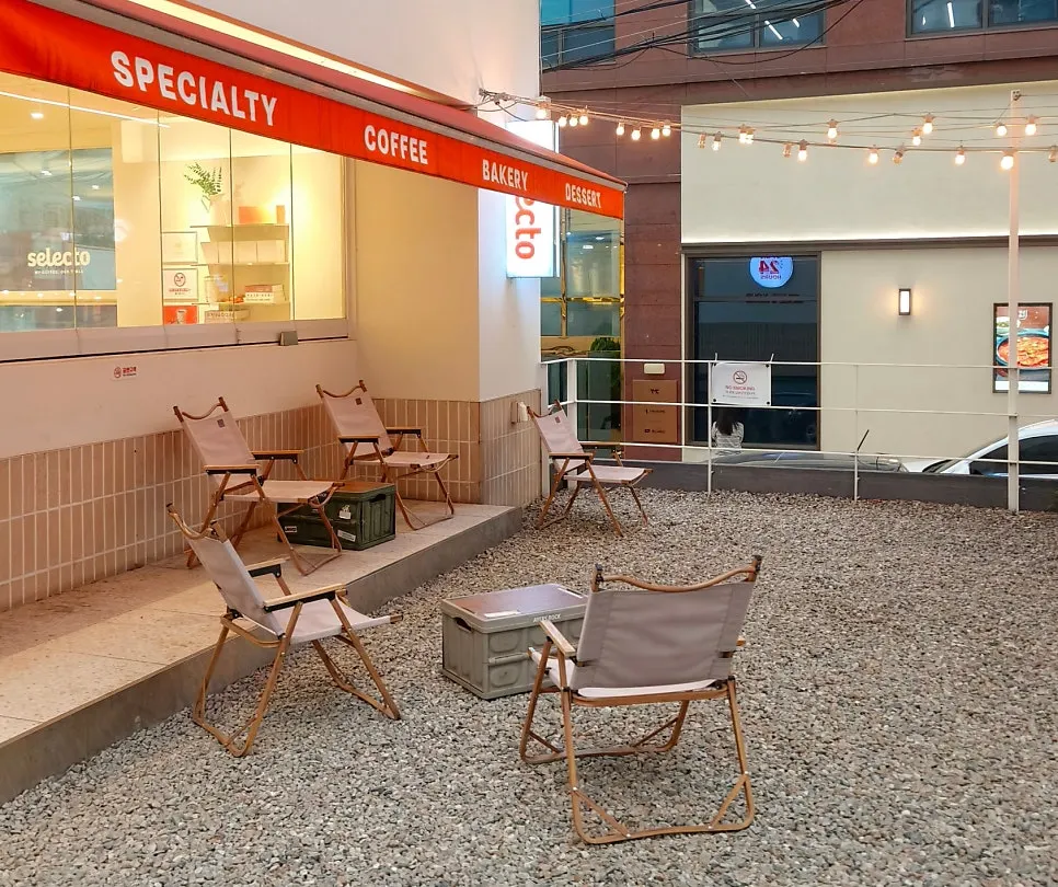 Outdoor terrace seating in front of Selecto Coffee Sinnonhyeon Branch