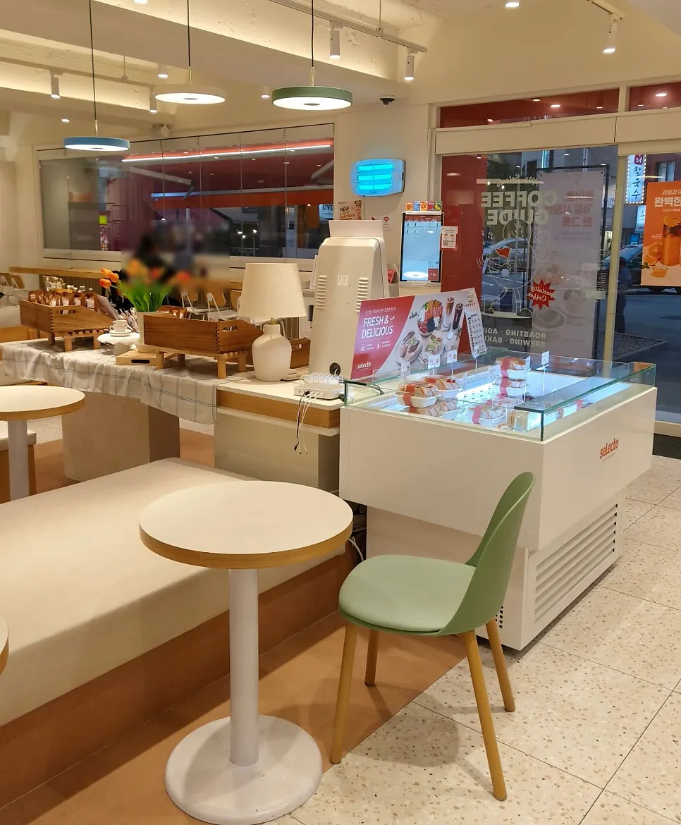 Spacious interior seating at Selecto Coffee Sinnonhyeon Branch