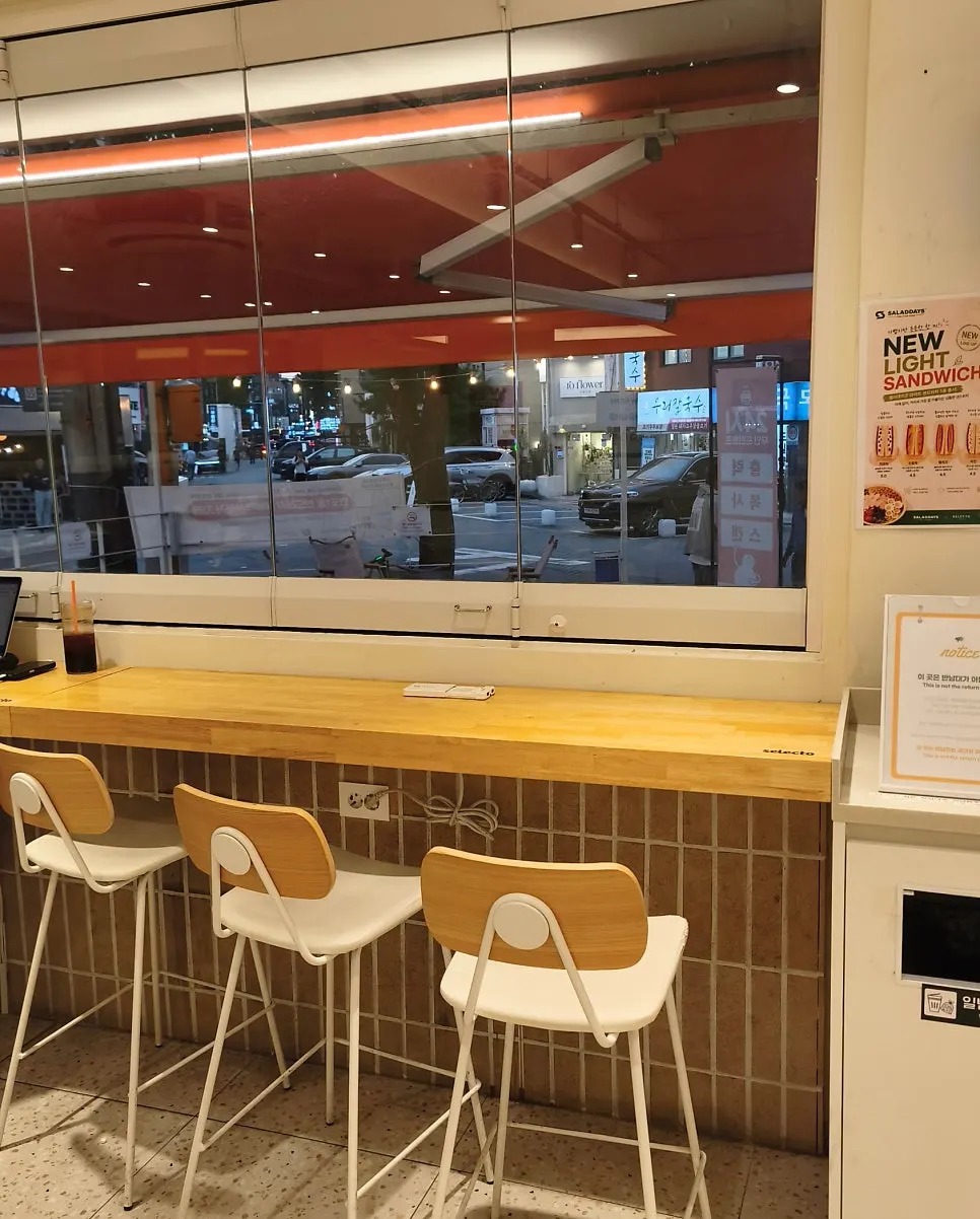 Interior seating with customers at Selecto Coffee Sinnonhyeon Branch