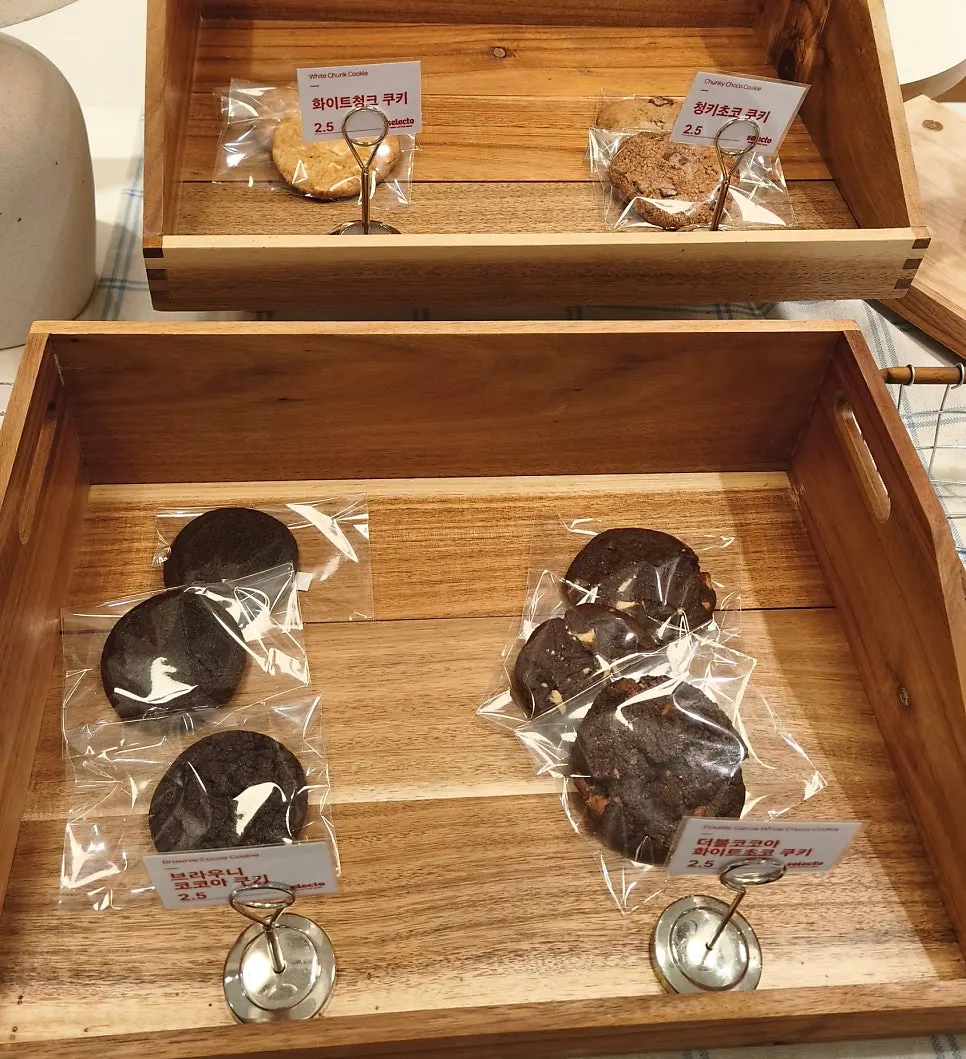 Parking tips and afternoon snack corner at Selecto Coffee Sinnonhyeon Branch