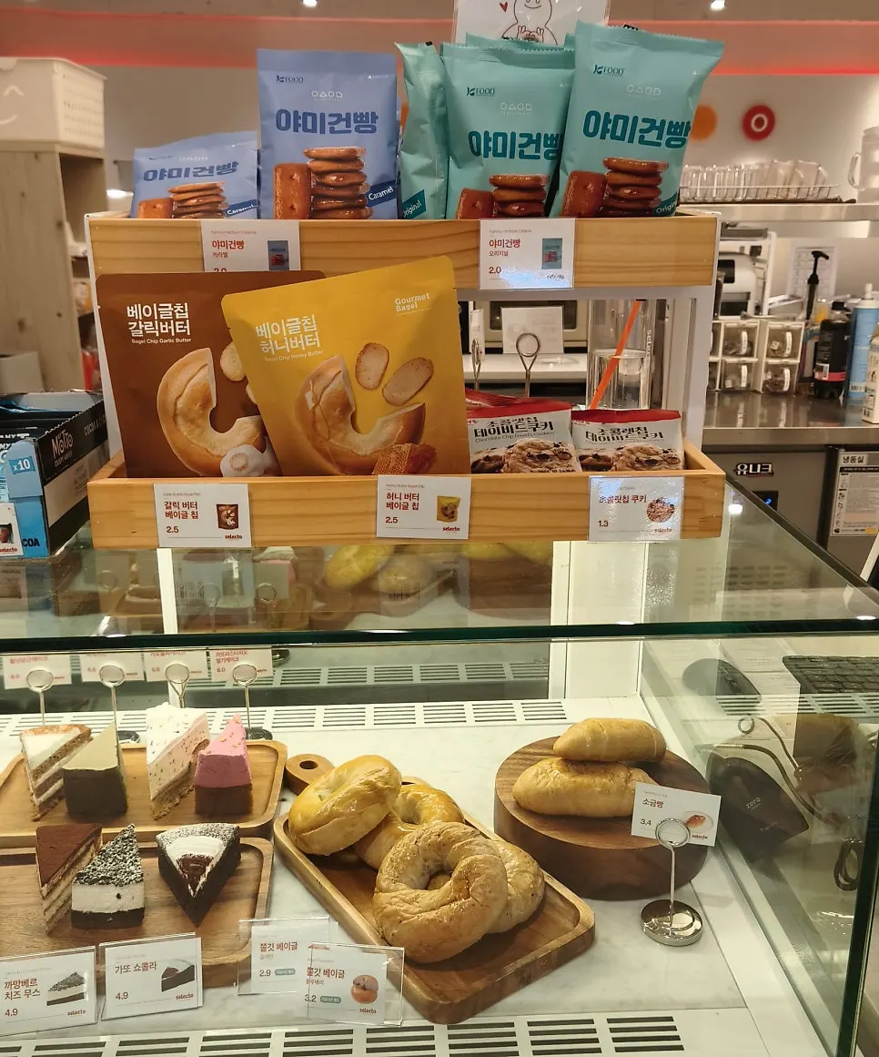 Snack corner at Selecto Coffee Sinnonhyeon Branch