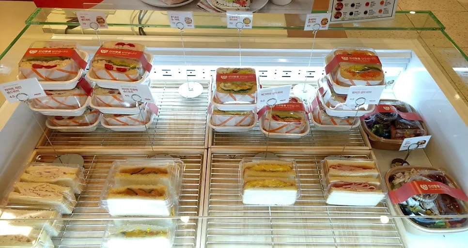 Salad and sandwich refrigerated display at Selecto Coffee Sinnonhyeon Branch