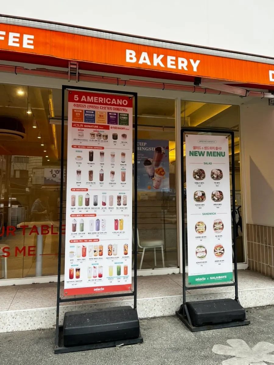 Exterior of Selecto Coffee Sinnonhyeon Branch near Sinnonhyeon Station