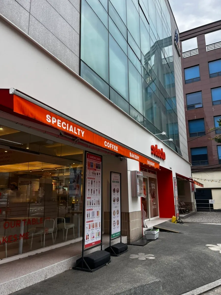 Area around the entrance of Selecto Coffee Sinnonhyeon Branch