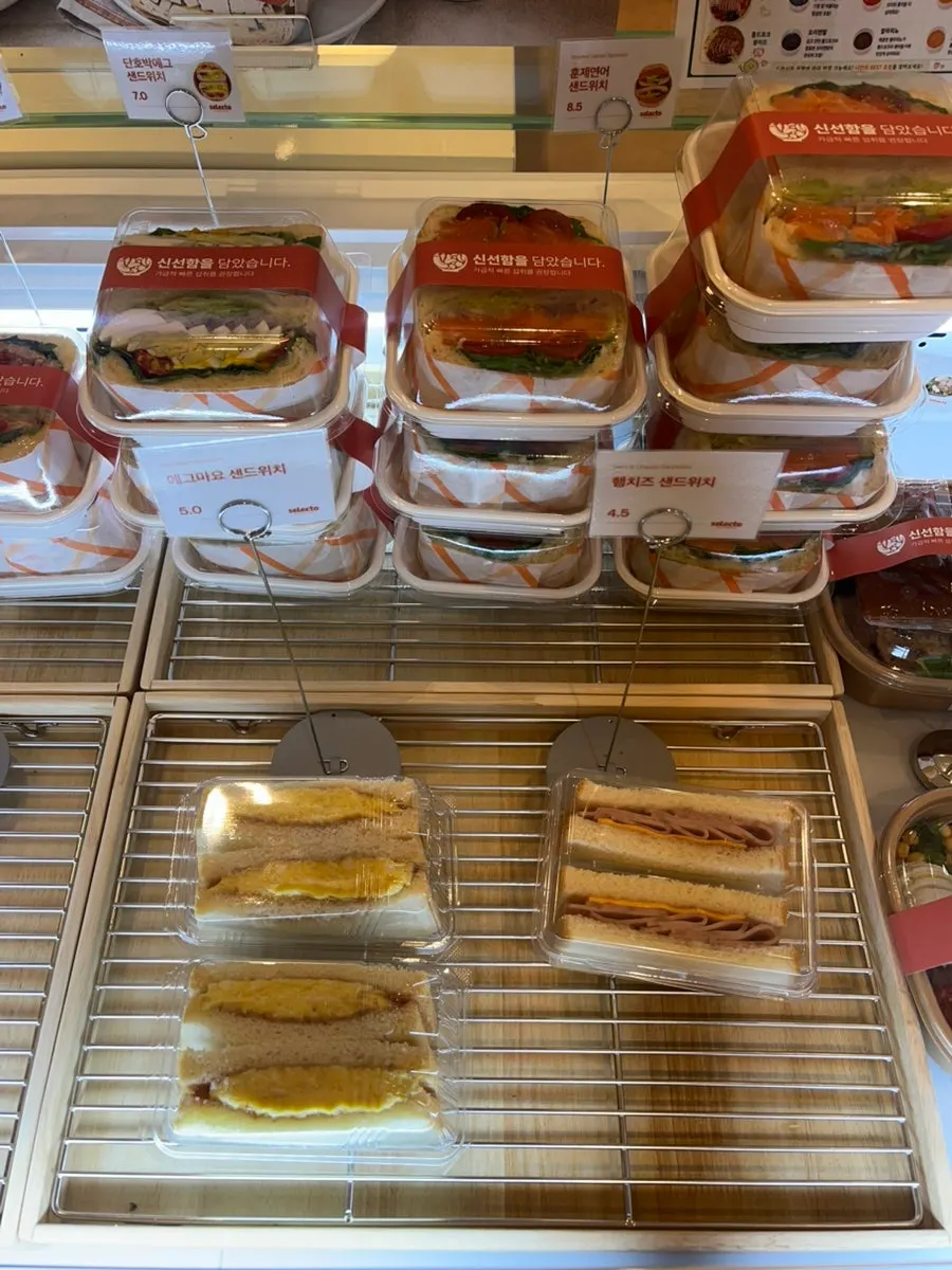 Showcase displaying sandwiches