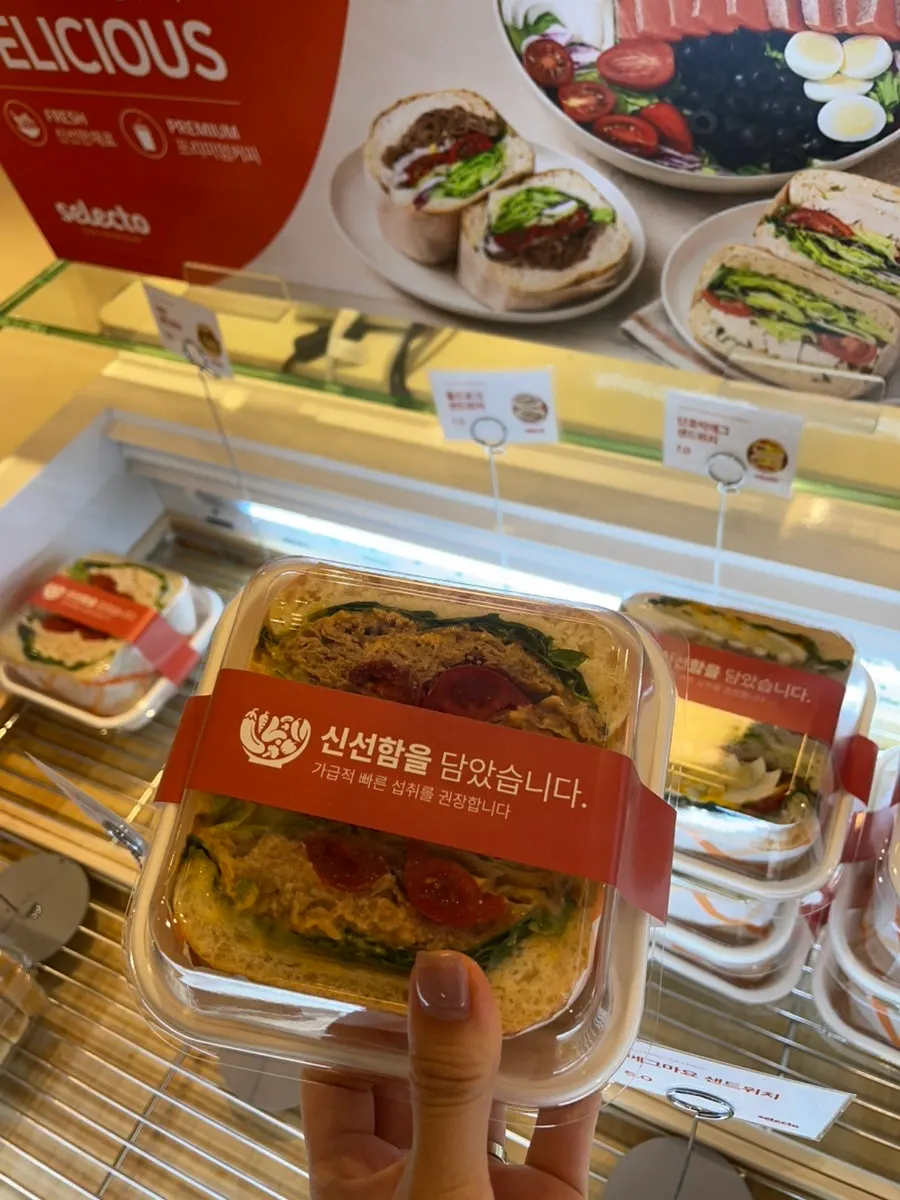 Pulled pork sandwich display in packaging