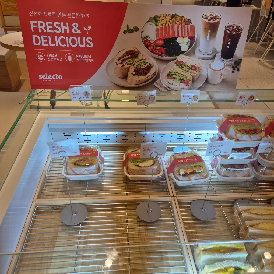 Tủ trưng bày sandwich đóng gói riêng tại Selecto Coffee Sinnonhyeon