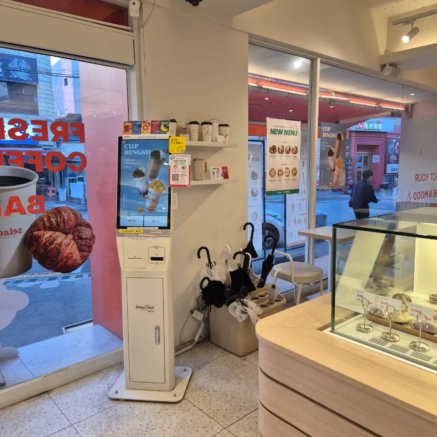 Bên trong quán với kiosk và khu lấy đồ uống