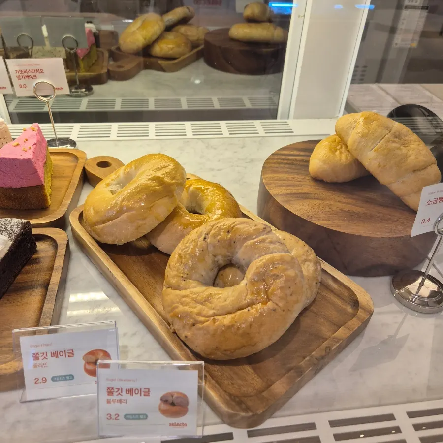 Tủ trưng bày bánh kem miếng và các loại bánh