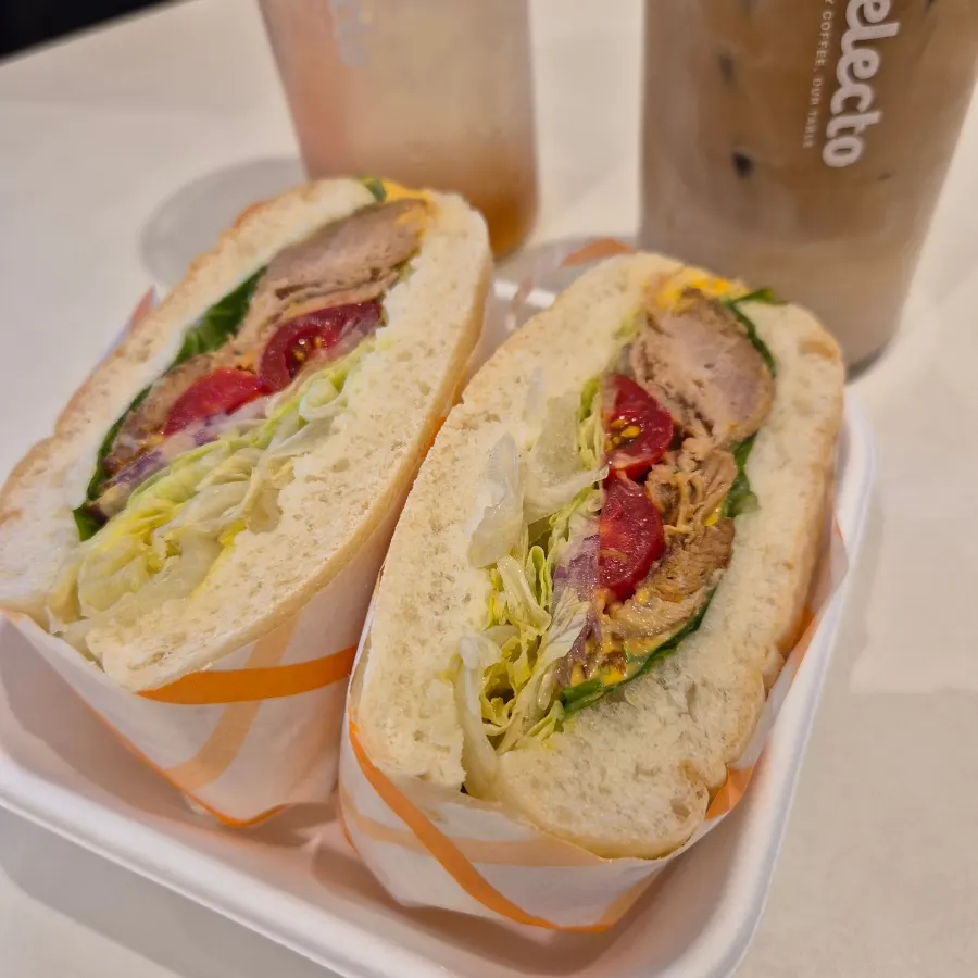 Sandwich fold pork được chia đôi cùng đồ uống