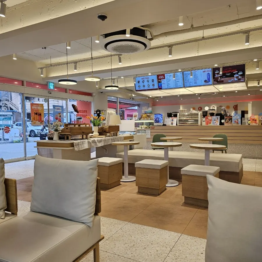 Window bar seating at Selecto Coffee Sinnonhyeon Branch