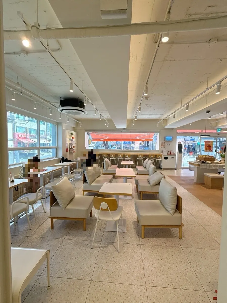 Widely spaced table seating at Selecto Coffee Sinnonhyeon Branch