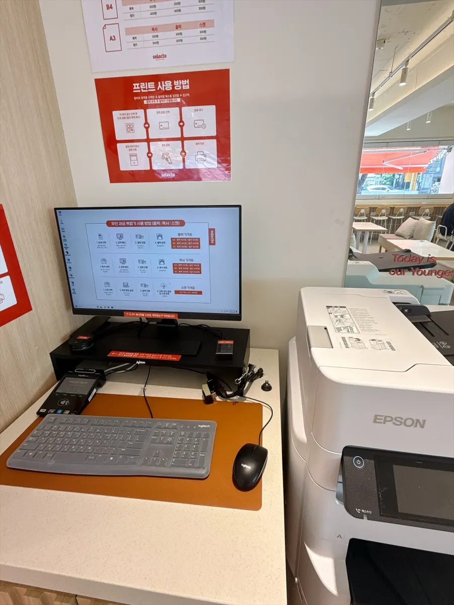 Café space that runs both staffed and self-service operations