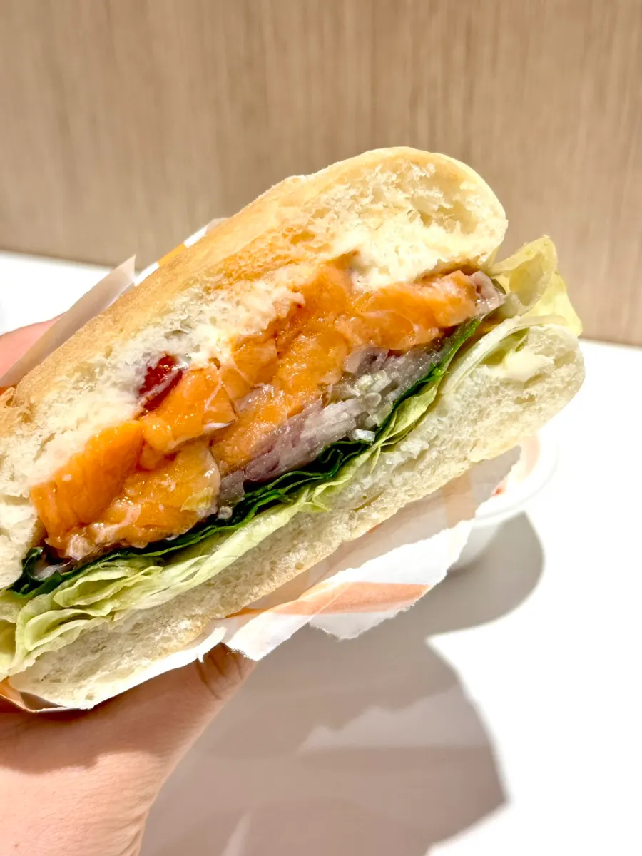 훈제연어 샌드위치 단면