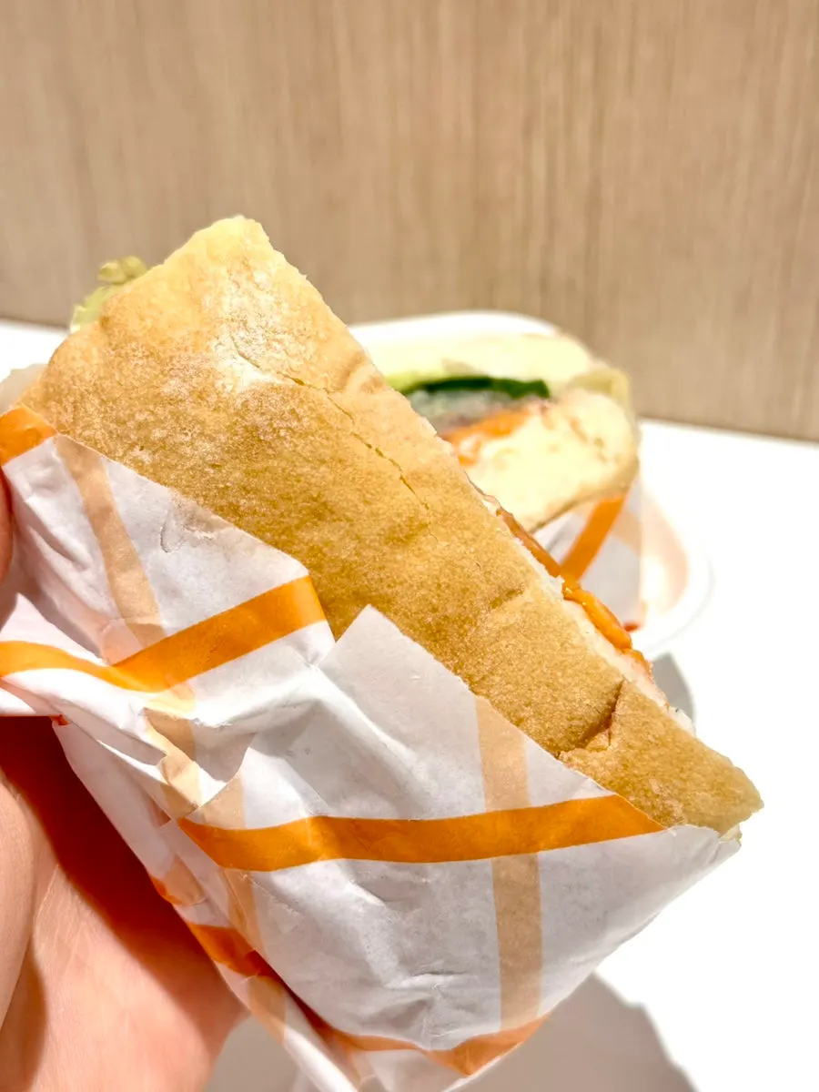 방울토마토와 양상추가 들어간 연어 샌드위치