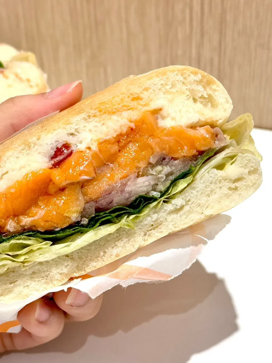 치아바타 빵을 사용한 훈제연어 샌드위치