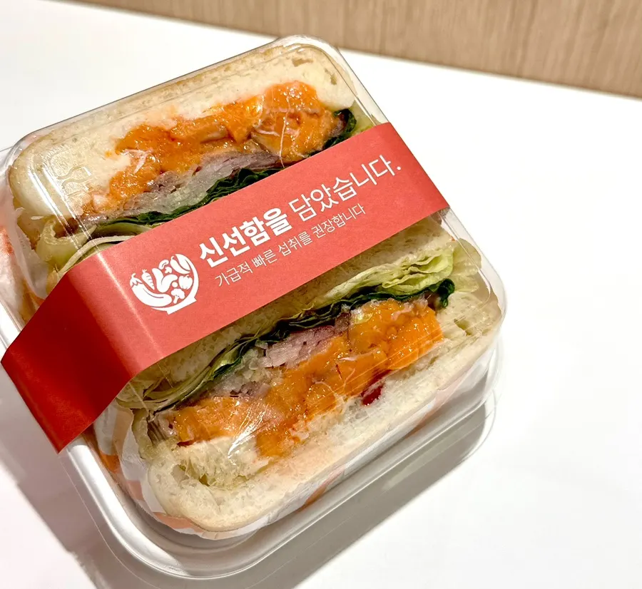 셀렉토커피 샐러드와 샌드위치 메뉴판