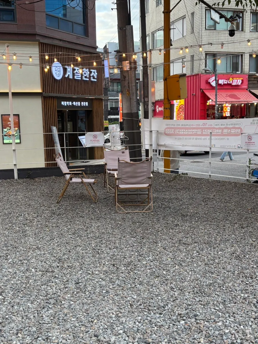 View around the entrance of Selecto Coffee Sinnonhyeon