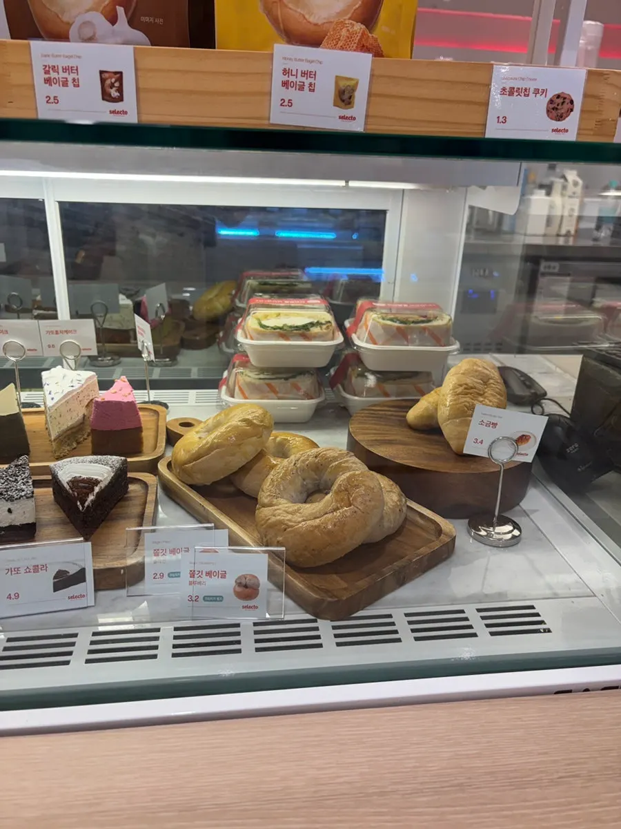 The display case inside Selecto Coffee Sinnonhyeon