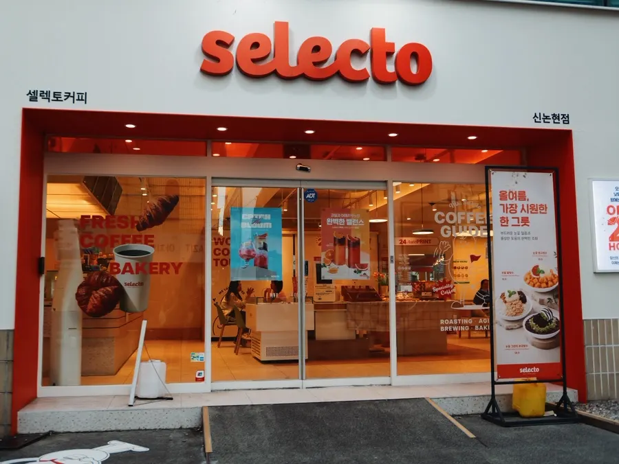 Exterior of Selecto Coffee Sinnonhyeon Branch near Sinnonhyeon Station