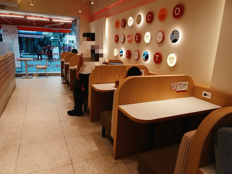 Spacious interior view of Selecto Coffee Sinnonhyeon Branch