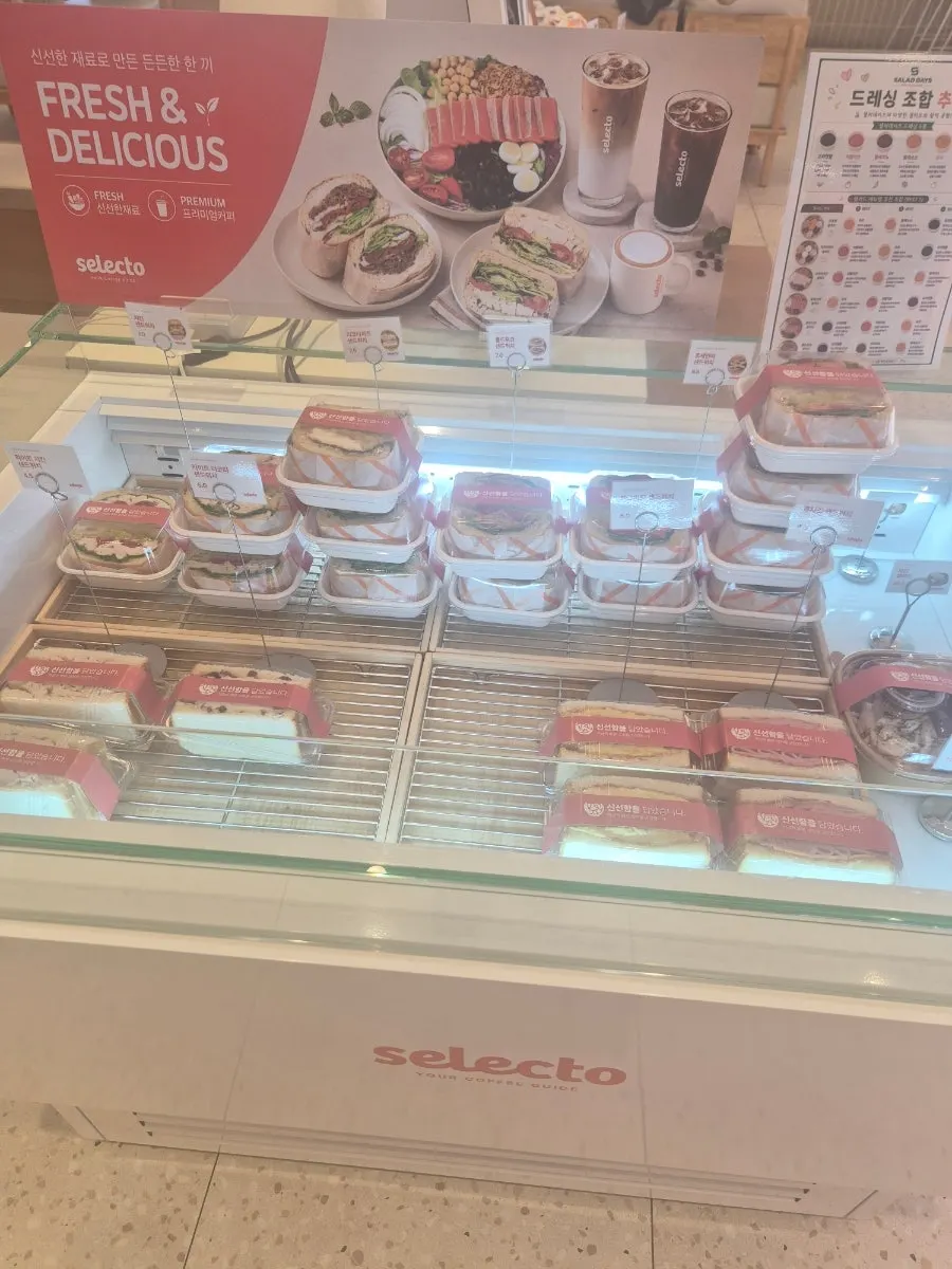 베이글과 크림빵이 진열된 베이커리 쇼케이스