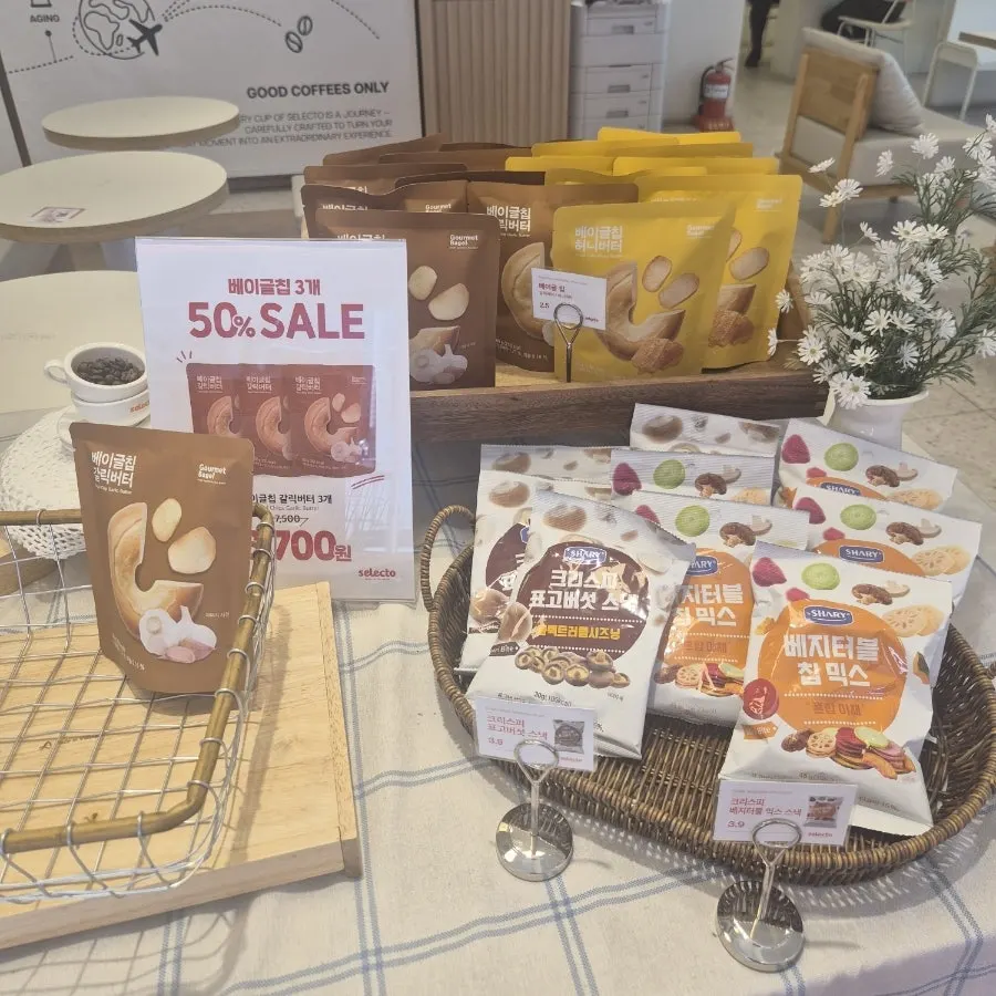 쇼케이스에 놓인 디저트와 베이커리류
