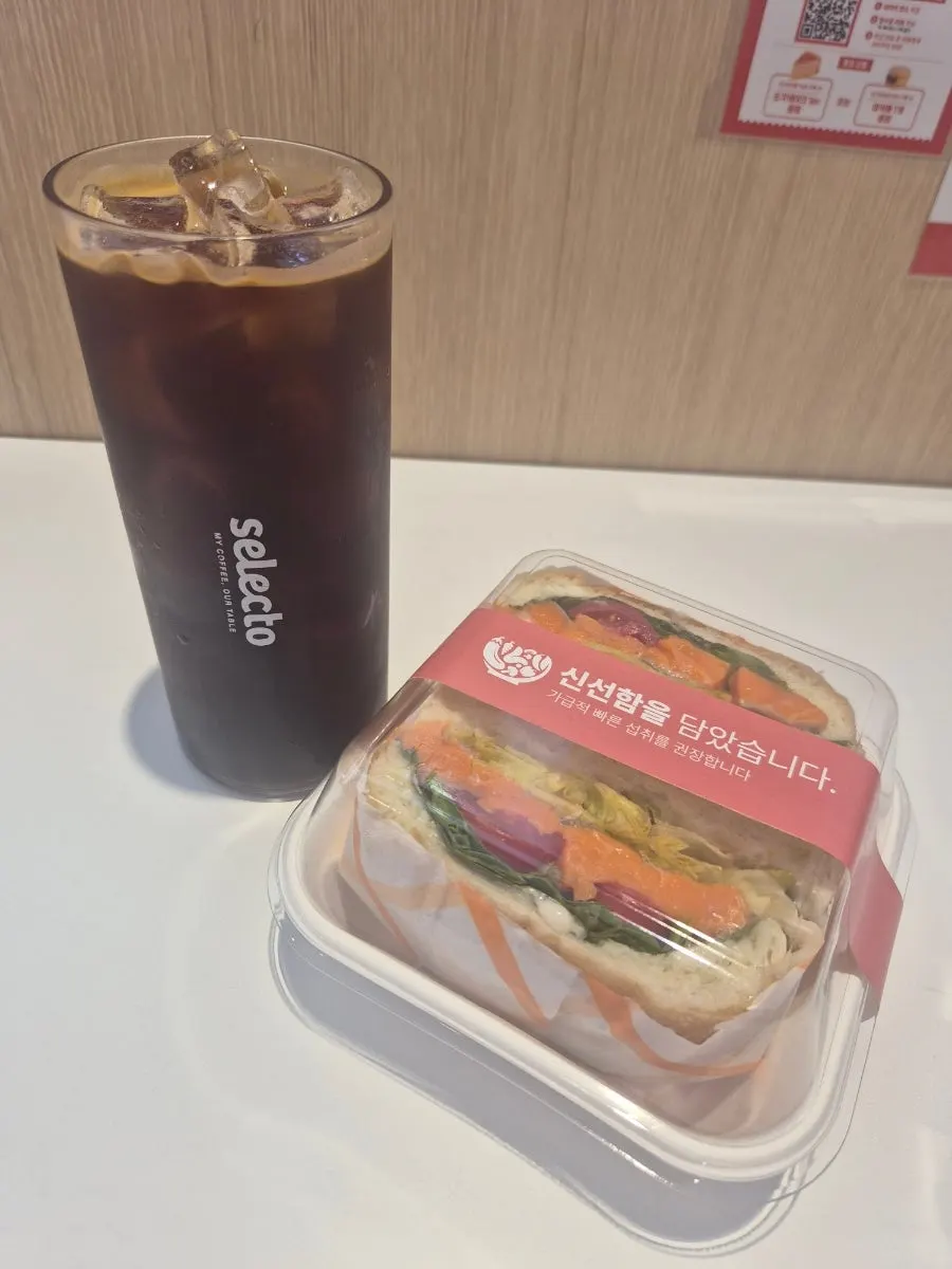콘센트가 옆에 있는 넓은 카공 자리