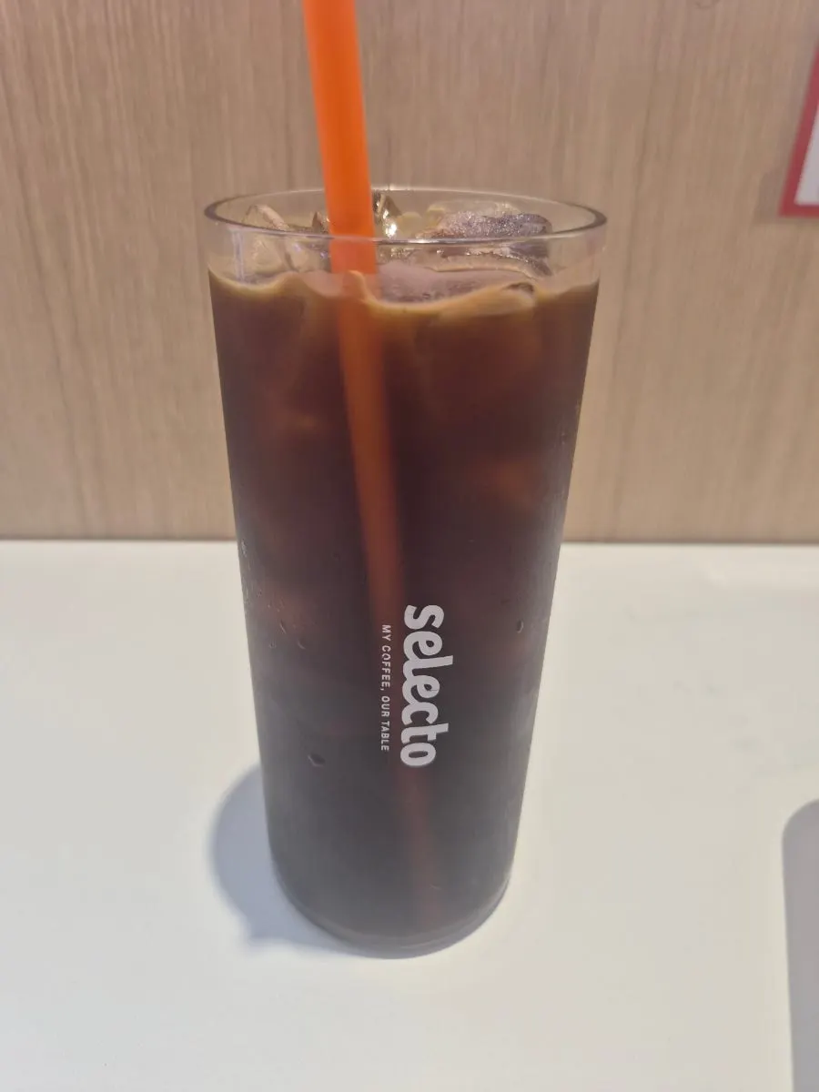 모카블랜드 아메리카노와 훈제 연어 샌드위치 상차림