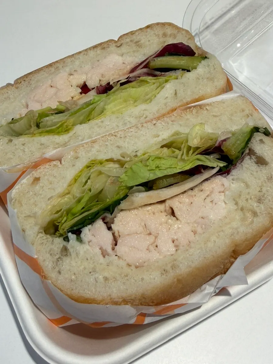 野菜とチキンがぎっしり詰まったチキンサンドイッチの断面