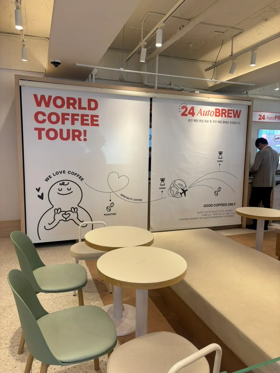 Café hall with plenty of tables and chairs