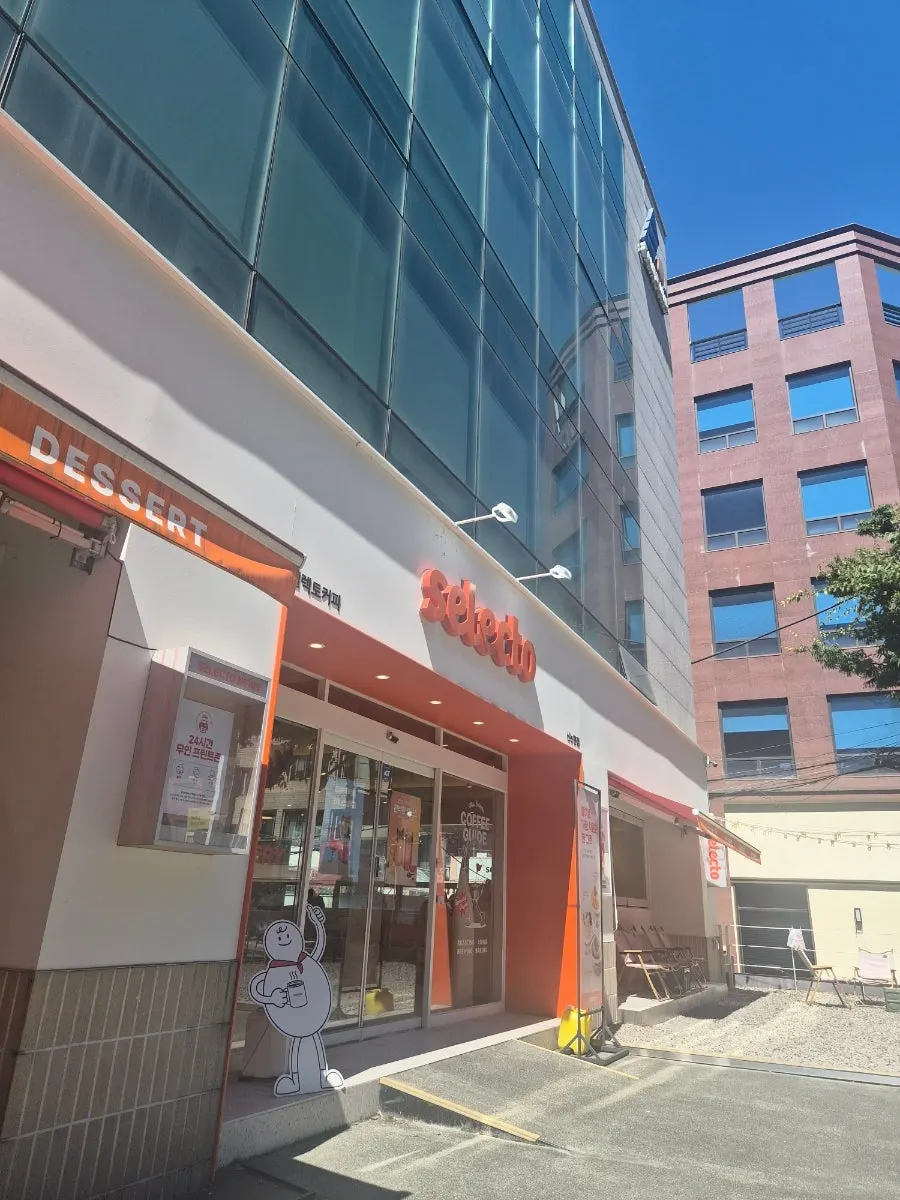 Pintu masuk bangunan Selecto Coffee Sinnonhyeon Branch di Gangnam-daero 79-gil