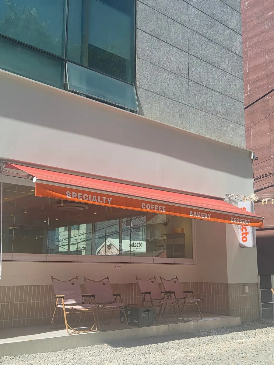 Papan tanda dan tingkap kaca besar bahagian luar Selecto Coffee Sinnonhyeon Branch