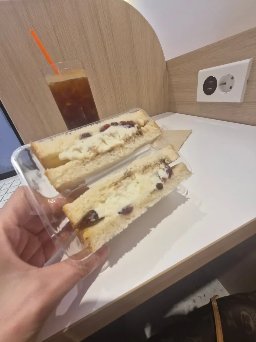 Sandwic ringan dengan ricotta cheese dan cranberry