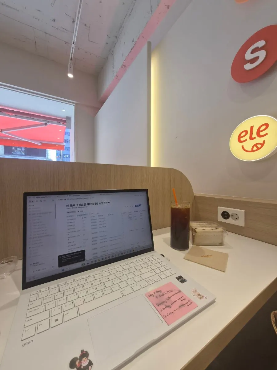Sedang kerja laptop di kerusi solo