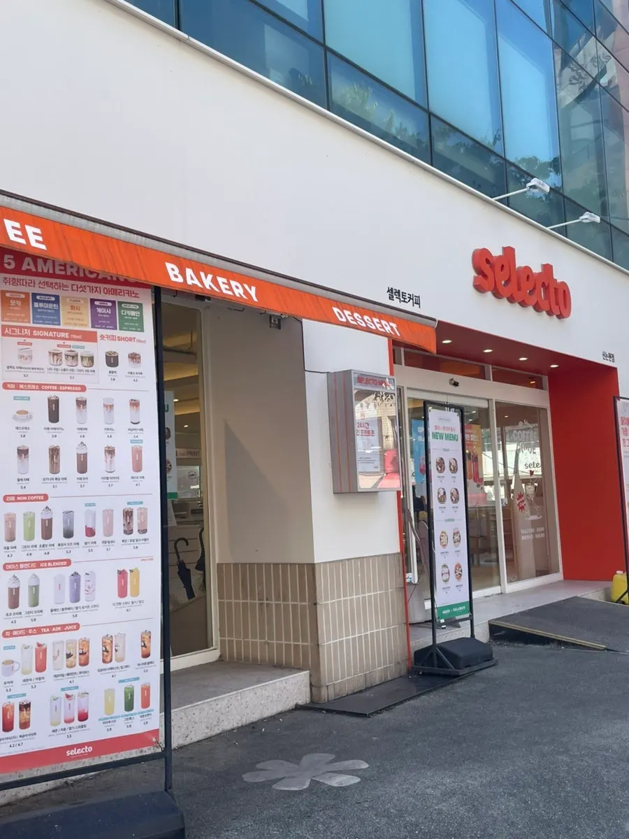 Exterior of Selecto Coffee Sinnonhyeon Branch near Sinnonhyeon Station