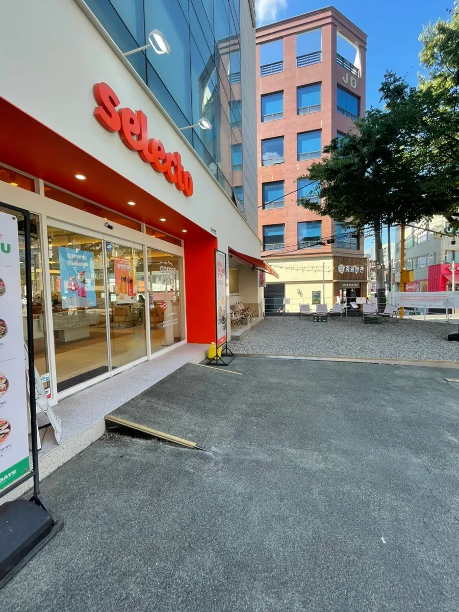 Wide front yard outside Selecto Coffee Sinnonhyeon Branch