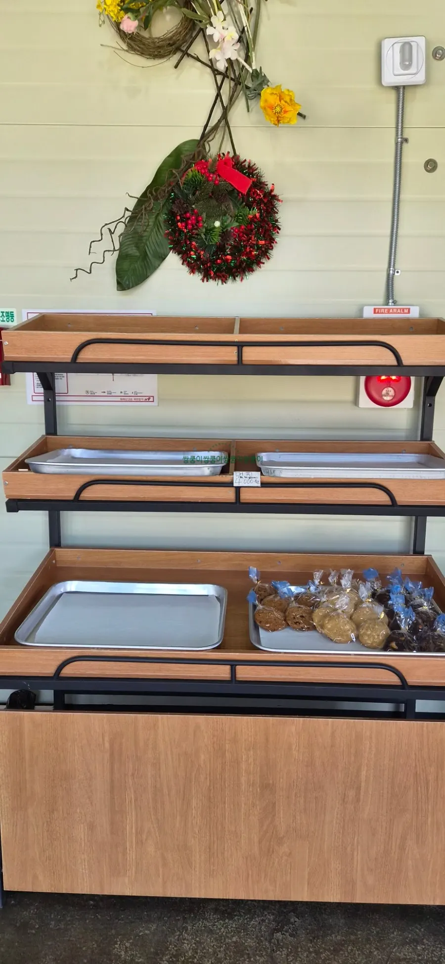 Dessert display with only cookies left