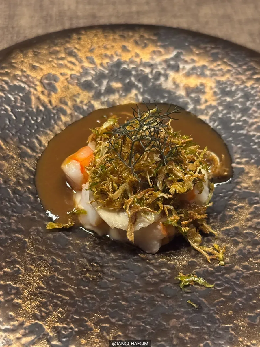 Butter-cooked shrimp with bisque sauce