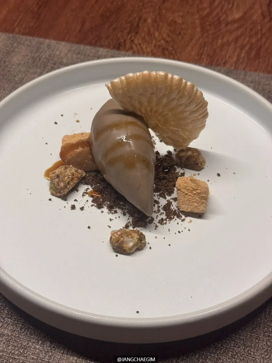 Houjicha ice cream and warabi mochi dessert