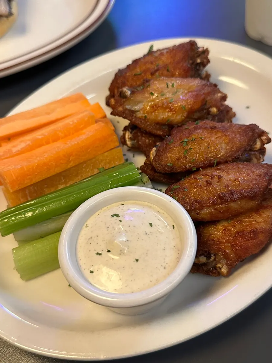 Chicken wings and vegetable sticks