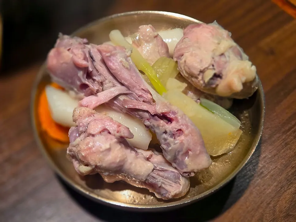 건져 먹은 부드러운 닭고기와 포슬포슬한 감자