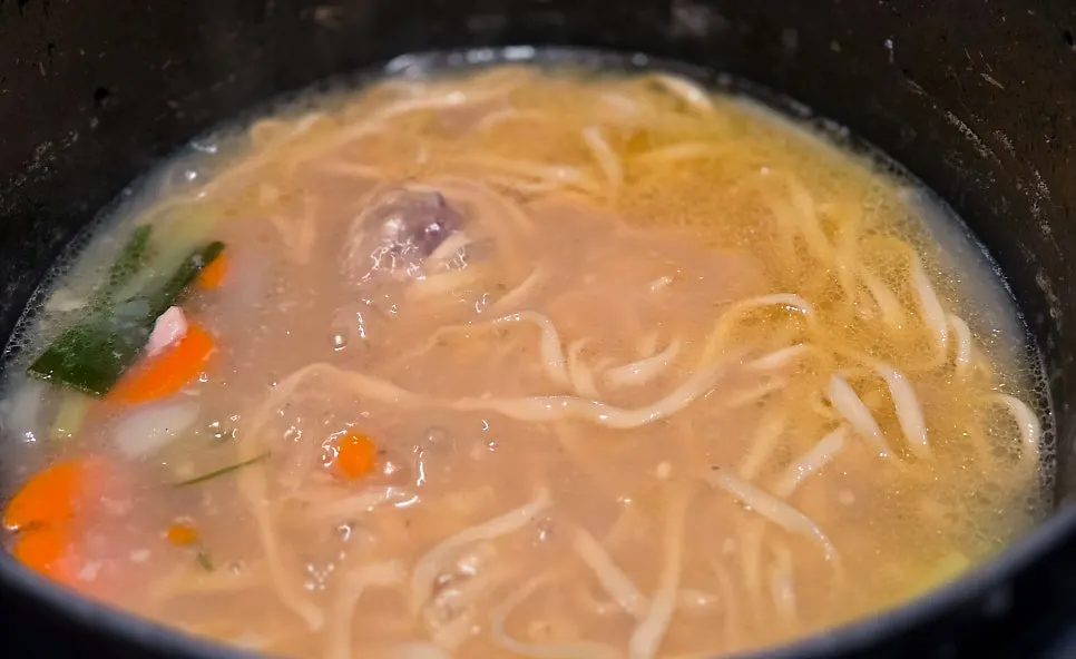 닭한마리 국물에 넣은 칼국수사리