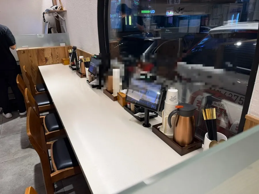 The seating atmosphere inside Kosi Gyodae Branch